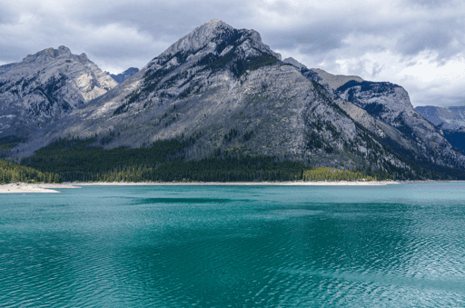 Lake Minnewanka Canada. 🇨🇦 🍁 🌊 🏔️